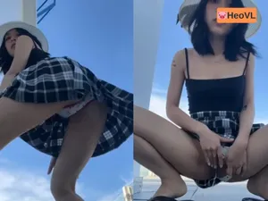 Em ghệ dâm đi du lịch nhưng cũng không quên quay clip show hàng cho fans xem