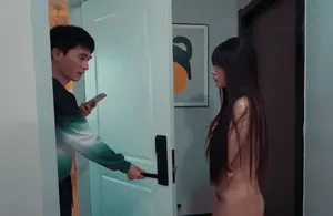 Cho người phụ nữ nhà bên trần chuồng ở nhờ vì bị gã chồng đuổi ra khỏi nhà