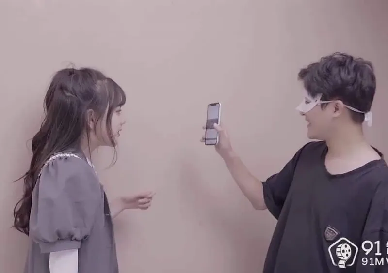 Tống tình em gái khi phát hiện clip móc lồn trên điện thoại