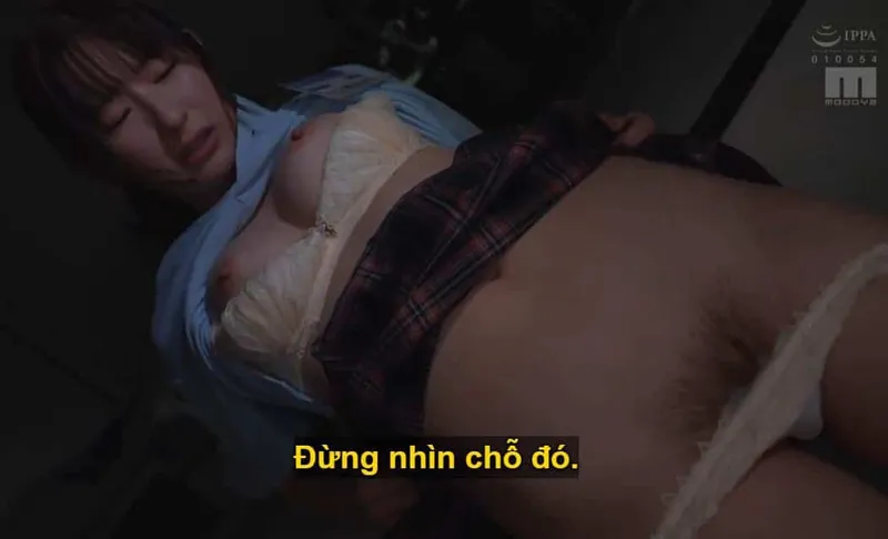 Người sếp đang mưu tính đụ con nhỏ cấp dưới kiêu căng lười nhác, suốt ngày chỉ chăm chăm chat chit với thằng bồ.
